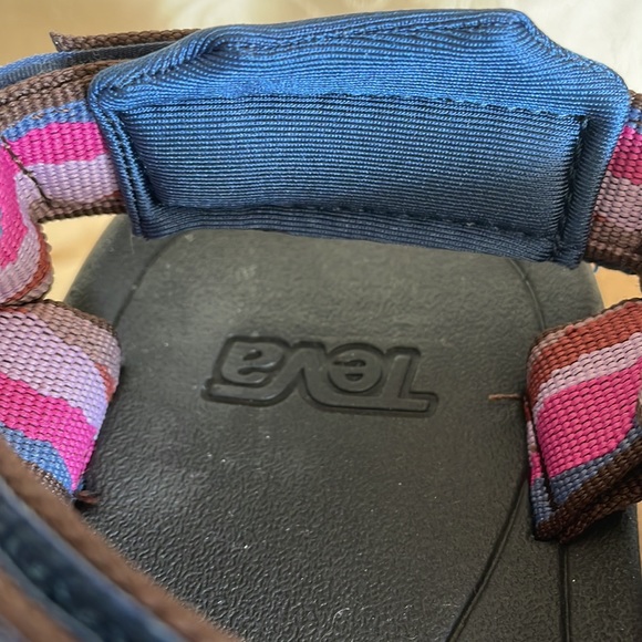 New Teva Hurricane sandals - Picture 6 of 7